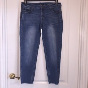 Cut-off ankle jeans